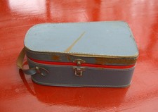 alter kleiner ovaler Holzkoffer