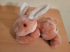 Stofftier Hase liegend Plüschtier orange weiße Ohren Augen aus Kunststoff