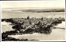 Ak Stralsund in Vorpommern, Panorama, Altstadt, Eingangstor Rügens - 3599410