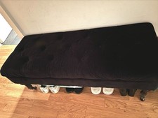 Schwarze Polstersitzbank