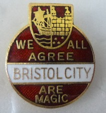 BRISTOL CITY FOOTBALL Emaille Pin Anstecker WIR ALLE STIMMEN ZU SIND MAGIE Maschine Truhe