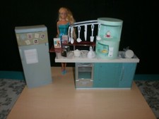 Barbie Küche mit Kühlschrank + Zubehör + Barbie Puppe Mattel