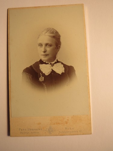 Kiel 1900 frau mit zwicker - 1900,
