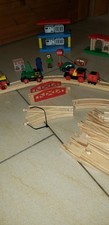 Holzeisenbahn mit viel Zubehör für Groß und/mit Klein. Sehr gut erhalten!