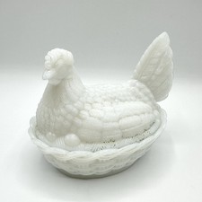 Deckeldose Huhn Henne auf Nest Glas Opalglas Pressglas Weiß Glaskunst