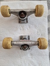 Hurricane Cyclone Skateboard Achsen / Trucks inkl Blind Rollen