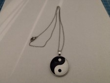 Halskette mit Anhänger Amulett / YIN & YANG