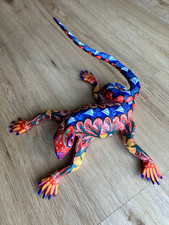 Handgeschnitze und bemalte