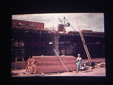 1 35mm Dia Landschaft Stadtbild Häuser Frau Baustelle