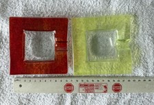 Zwei kleine Glas Aschenbecher