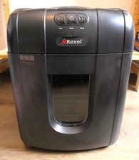 REXEL Auto+ 100x / 100 Blatt / Partikelschnitt 4 x 28 mm / Aktenvernichter