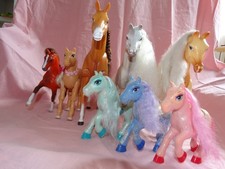 8 Barbie Pferde (3 Große, 5