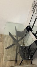 Esstisch Aus Glas Mit Schwarzen Stahlbeinen