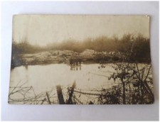 Postkarte Foto ? deutsche Soldaten in Uniform im Kriegsgebiet See ? 1. Weltkrieg