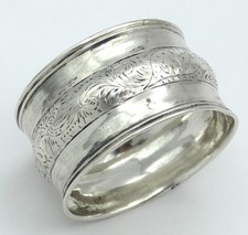 alter Serviettenring rund  Ranken ohne Name + Monogramm Silber oder versilbert ?