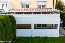 Terrassenüberdachung mit Beschattung und 2 Horizontalmarkisen, Schiebetüren re.