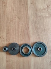 Vier Stück alte Zahnräder
