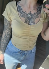 Hellgelbes Damen Crop T-Shirt mit Raffung von Hollister in Größe M-S, sehr gut