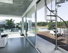 Außenspindeltreppe PINIO aus massiven Stahl mit Geländer und Podest