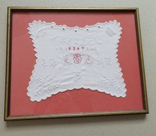 Historisches Stickmustertuch, Bogenränder, monogr., gerahmt, rot/weiß, Krönchen