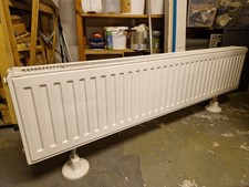 fast (!) neuwertig: Heizkörper von Fachbetrieb, 150cm x 10,5, 45cm hoc Fußkappen