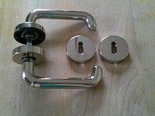 Einzelstück Rosetten Türbeschlag Chrom poliert U-Form mit Messingfuge Türgriff