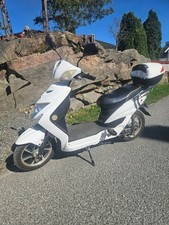 Elektro-Roller 25 km/h –Weiß,funktioniert einwandfrei,mit Ladegerät–ohne Papiere