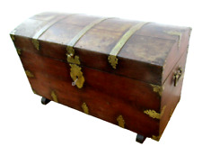 Uralte Runddeckeltruhe mit