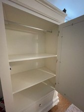 weißer Kleiderschrank