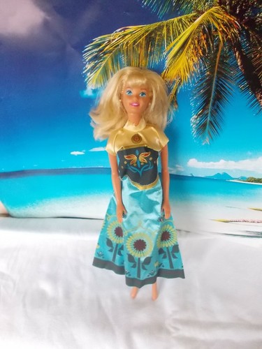 Barbie puppe mit bunten - barbie, puppe,