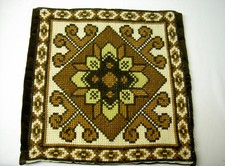 Kissenhülle gestickt in beige-brauntöne, Rückseite ist aus dunkelbraunem Sammet