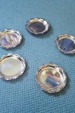 12 Verzierte Untersetzer Vintage (10 cm) und 5 Bleikristalluntersetzer (9 cm)