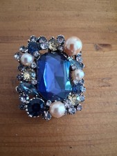 Brosche mit großem blauen