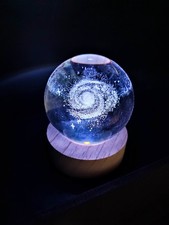 Glaskugel mit Holzsockel, ca 8cm, elektr. Beleuchtung, Farbwechsel Galaxie
