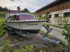 Kajütboot mit Trailer