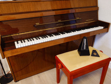 Klavier Hupfeld Carmen , Nußbaum, Bj. 1986, mit Klavierhocker und Metronom