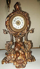 Eine bronzene Kami-Uhr aus dem späten 19. Jahrhundert, Rokoko-Gehäuse mit Geige