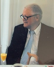 Mann sitzt mit Kaffee