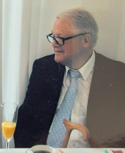 Mann sitzt mit kaffee - sitzt,