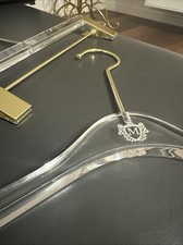 Edler Designer Kleiderbügel Acryl Plexiglas Gold Messing Garderobe Gepäckwagen