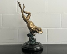 Vienna Bronze Froschfigur – Klassische Bronzeskulptur auf Marmor, 33 cm