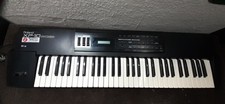 ROLAND XP - 10 SYNTHESIZER
