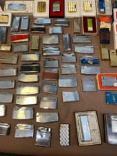 Ein Konvolut an alten gebrauchten Feuerzeugen.