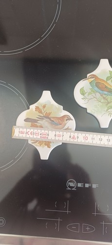 Zwei dekorative wandteller mit - dekorative,