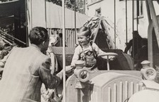 Zittau lachender Junge sitzt