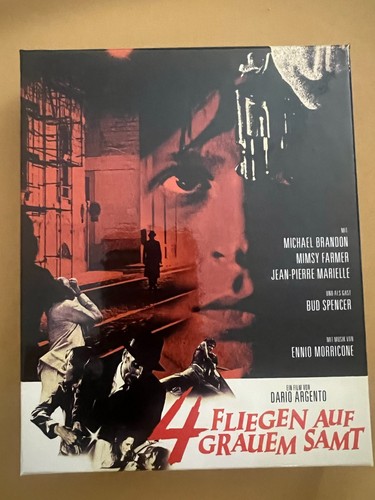 Vier fliegen auf grauem samt - auf,