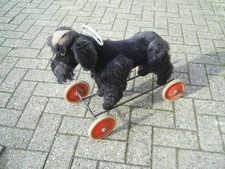 alter STEIFF Hund Pudel auf Rädern zum reiten Dachbodenfund