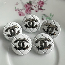CHANEL CC Knöpfe Silber Weiß