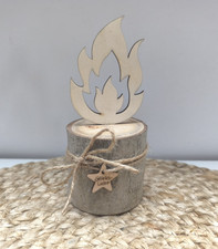 Deko Holz Flamme auf Holzstamm