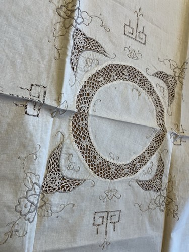 Tischdecke durchbrochen beige